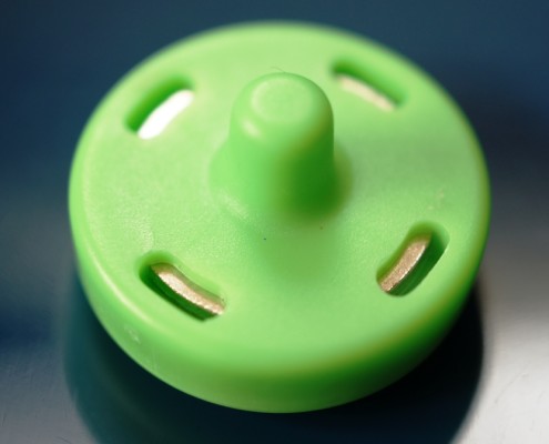 Widać metalowy obciążnik